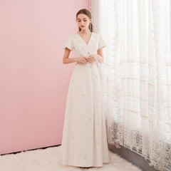 The Velda White / Red Short Sleeve Gown